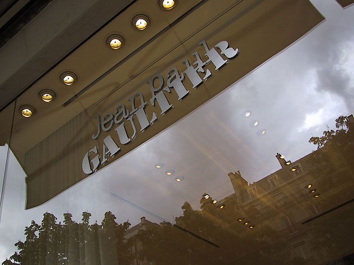 The Global Girl: Window Shop with Ndoema in Paris - Jean-Paul Gaultier store Avenue George V