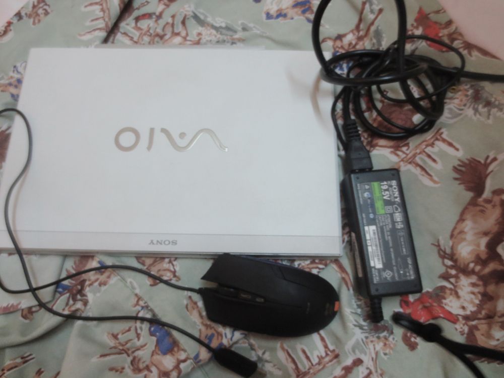 Sony Vaio Ultrabook VPC SB core i5 màu trắng lung linh cần bán