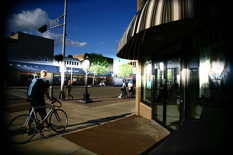 IMAGE: http://i219.photobucket.com/albums/cc54/biffbradford/peloton%20star/badshutter.jpg