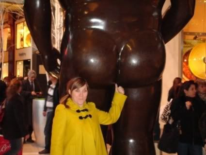me-and-statue-butt-11784-1250657644-1.jpg